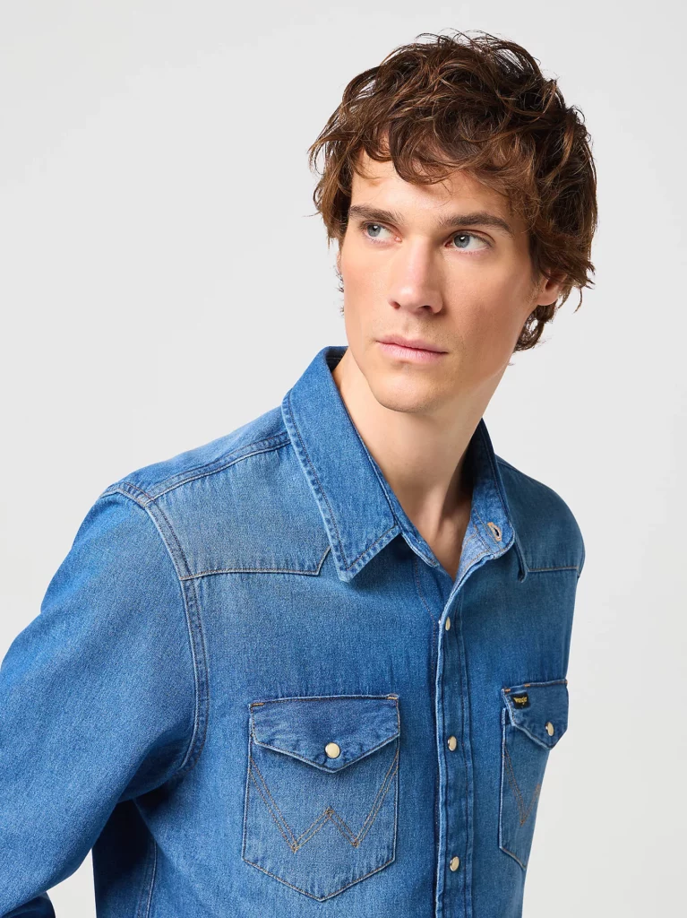 Détail des poches poitrine à rabat avec logo Wrangler sur chemise Icon Mid Stone