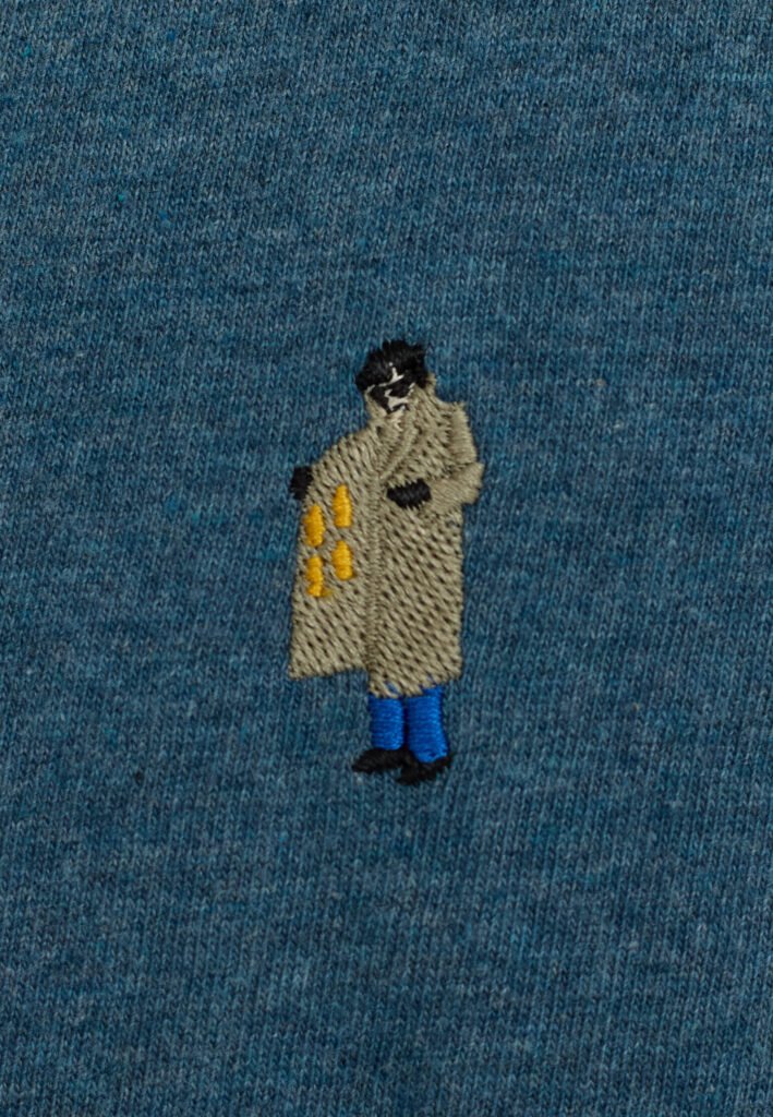 Gros plan sur la broderie colorée poitrine du T-shirt Revolution 1425 DEA Blue