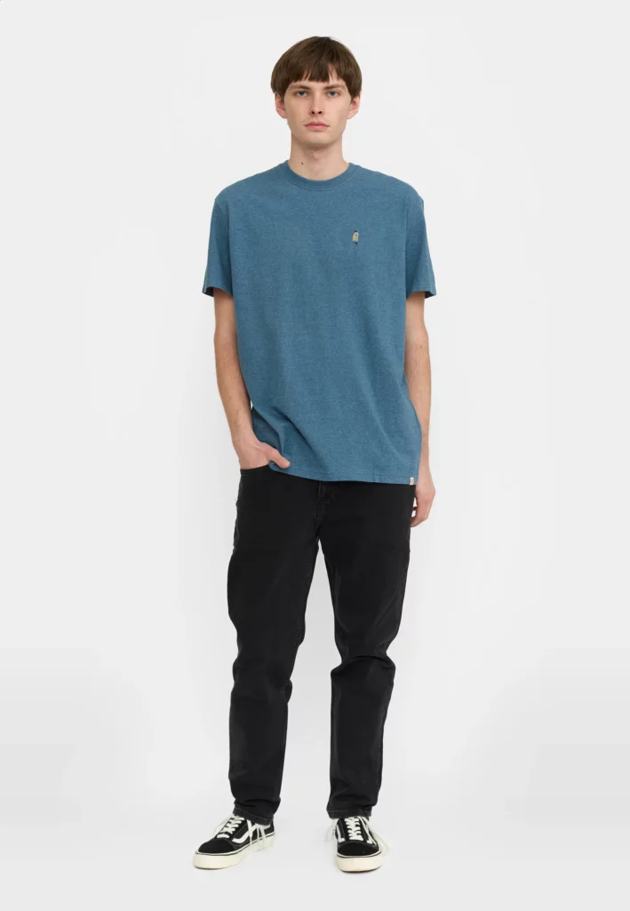 T-shirt Revolution 1425 DEA Blue porté par mannequin, coupe loose streetwear