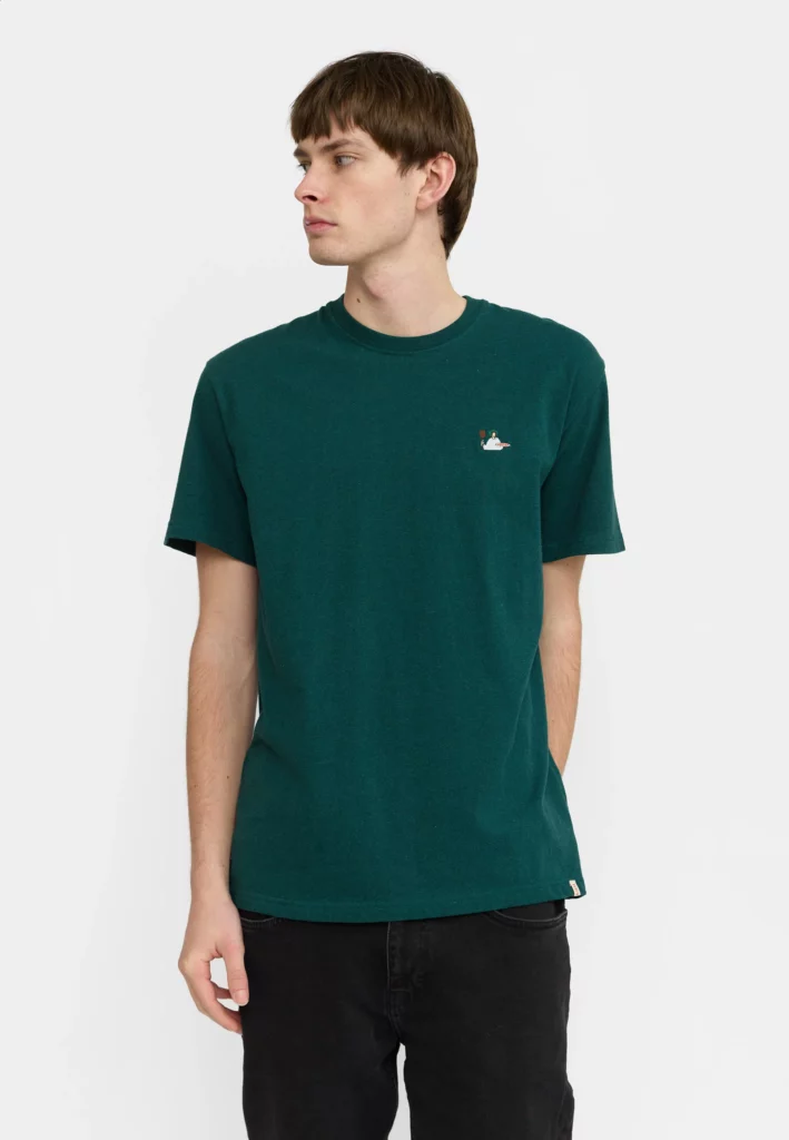 T-shirt Revolution 1425 PIZ Dark Petrol en coton bio, coupe loose-fit, broderie poitrine colorée.