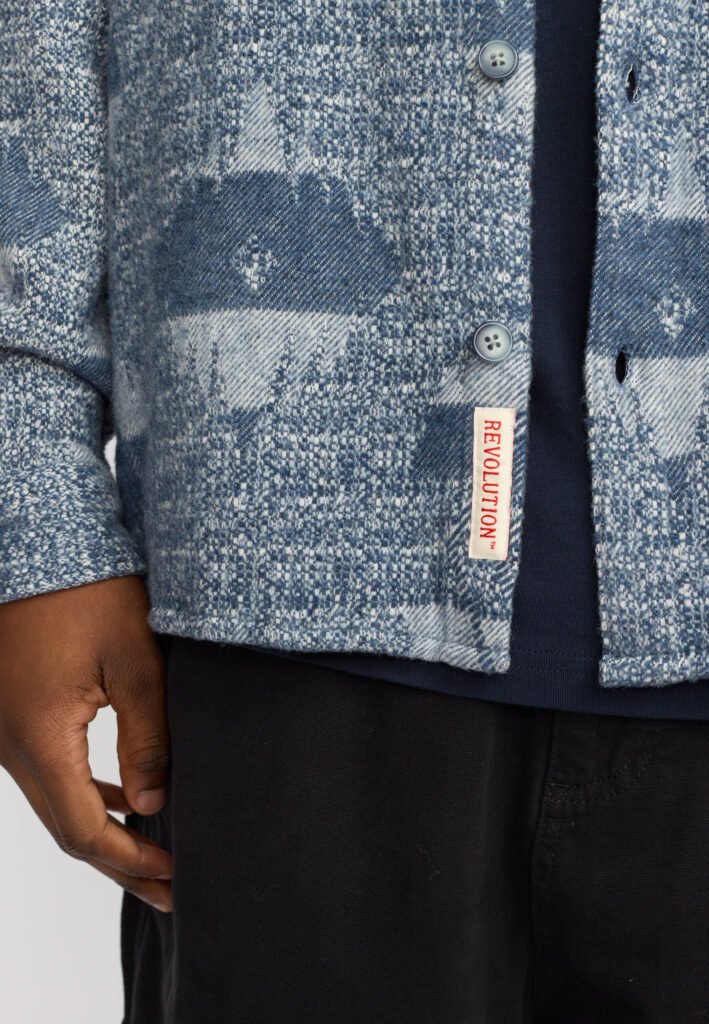 Zoom sur la texture en coton bleu de la chemise Revolution casual 3197