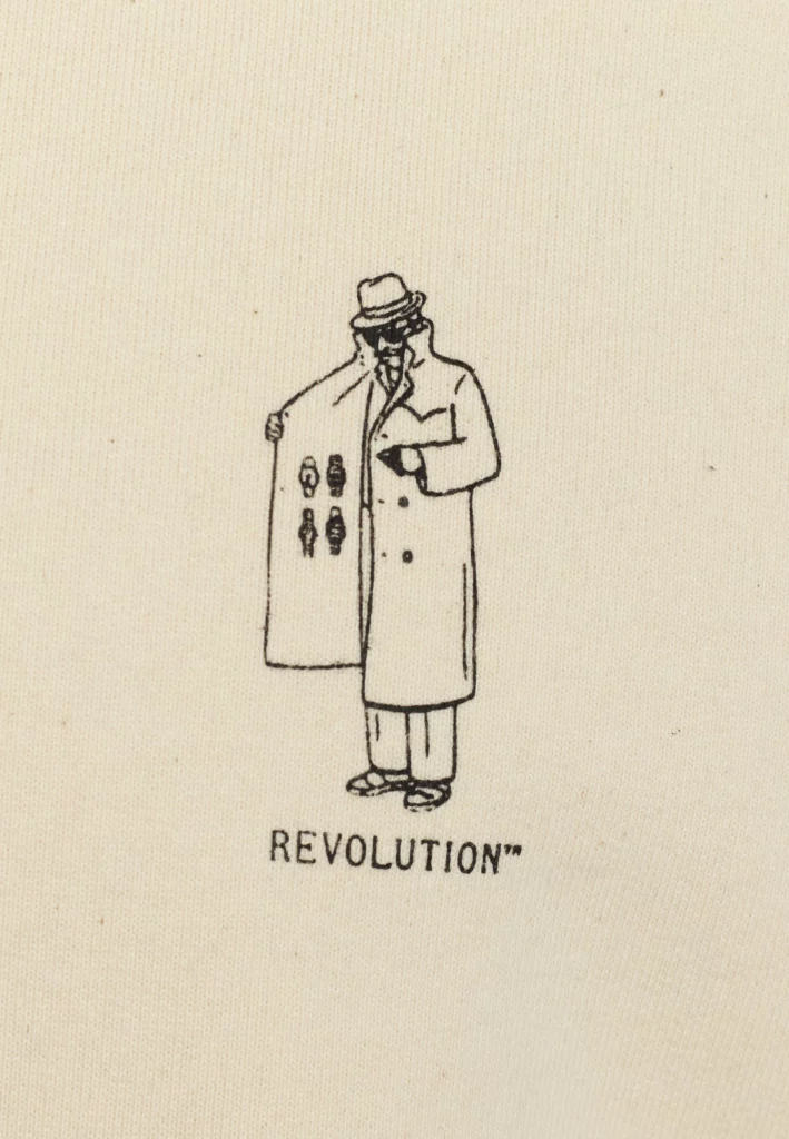 Zoom sur logo imprimé discret poitrine du sweat Revolution 2793 DEA Offwhite.