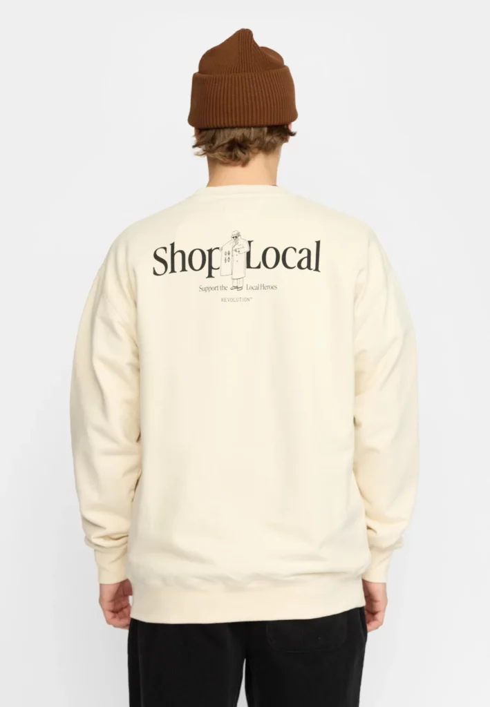 Sweat oversize Revolution 2793 DEA en coton bio Offwhite, grand imprimé graphique au dos.