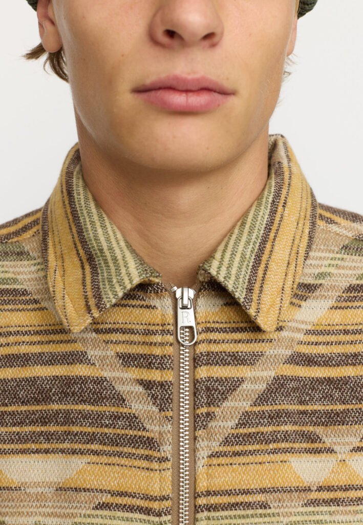 Gros plan sur la fermeture éclair métallique et motif aztèque de l’overshirt Revolution 3218 Yellow