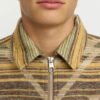 Gros plan sur la fermeture éclair métallique et motif aztèque de l’overshirt Revolution 3218 Yellow