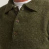 Gros plan sur le col boutonné du polo Scotspire et la texture brossée de la laine
