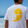 TCSH S/S T-Shirt blanc porté sur mannequin, style surf / casual