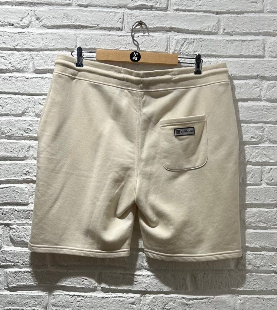Dos du short beige Saint Viateur avec poche passepoilée