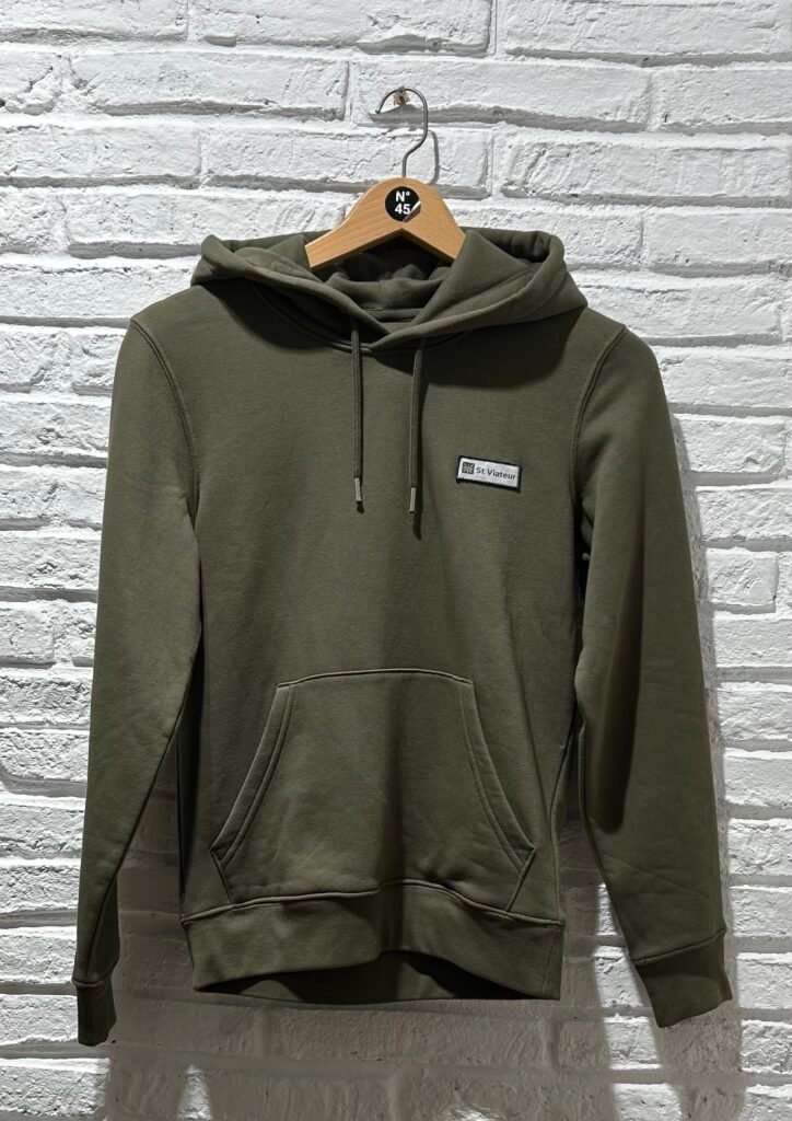 Sweat à capuche raglan vert Saint Viateur en coton bio brossé vue de face