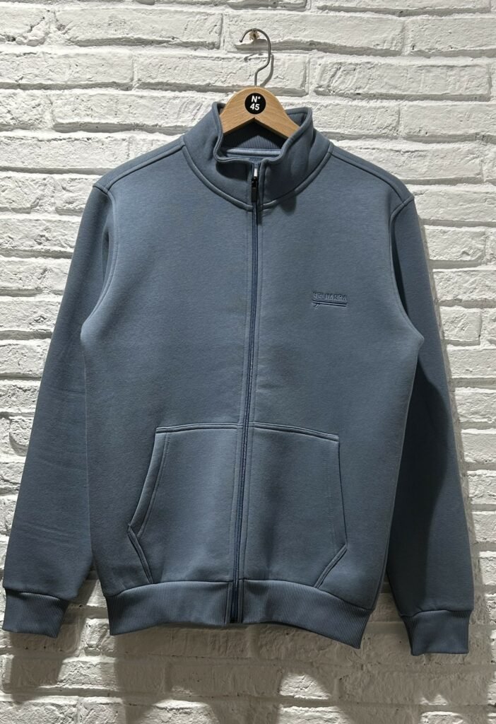 Pull Belharra bleu zippé intégral, vue avant avec poches latérales sans capuche