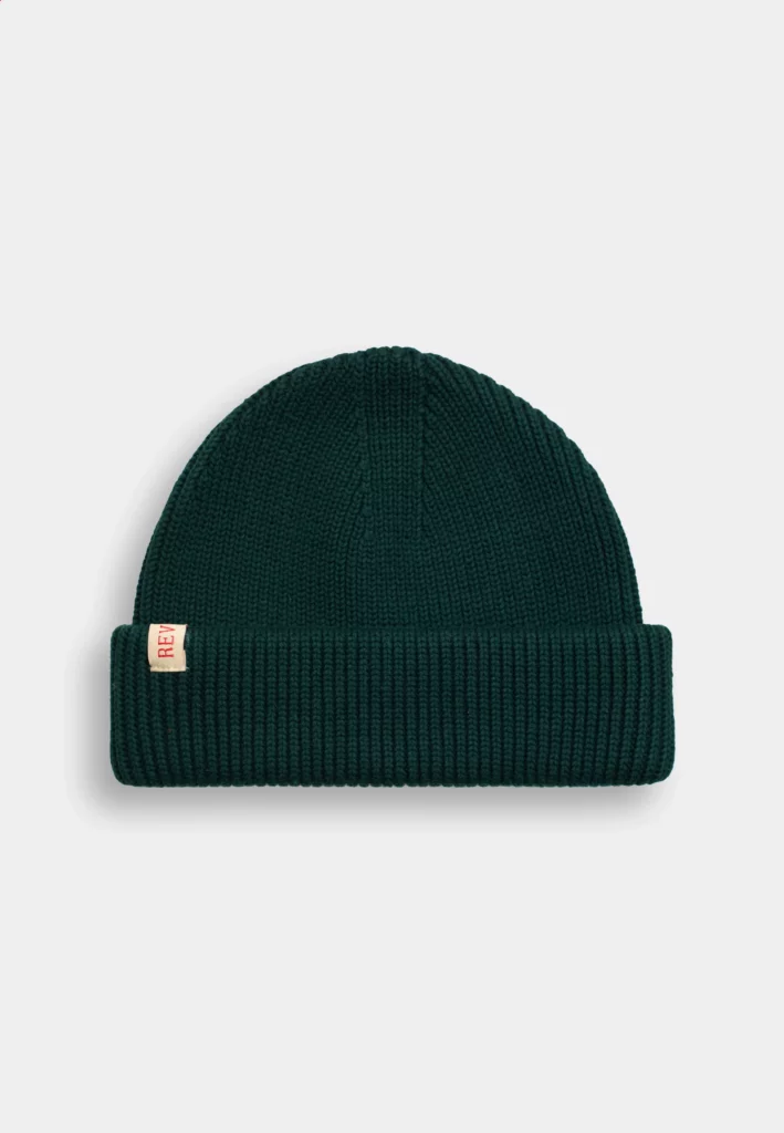 Vue détaillée du bonnet Fisherman Beanie de la marque REVOLUTION, coloris vert foncé, tricot à côtes larges 5 gg.