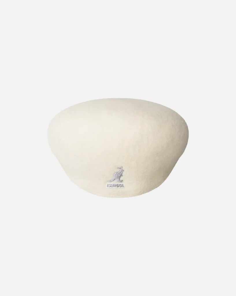 Vue de la casquette Wool 504 USA de Kangol — laine feutrée, coupe flat cap / ivy, visière courte, logo kangourou brodé, coloris blanc.