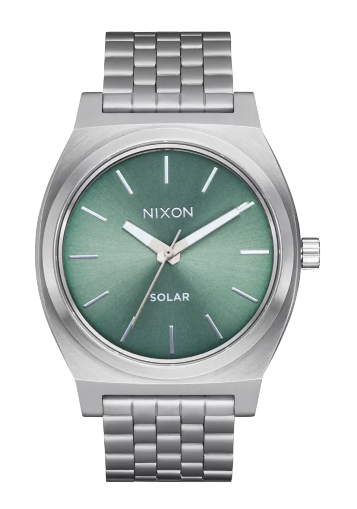 Montre Nixon Time Teller Solar en finition Silver / Jade Sunray : cadran lumineux, bracelet acier inoxydable à 5 maillons avec libération rapide, boîtier étanche 100 m.