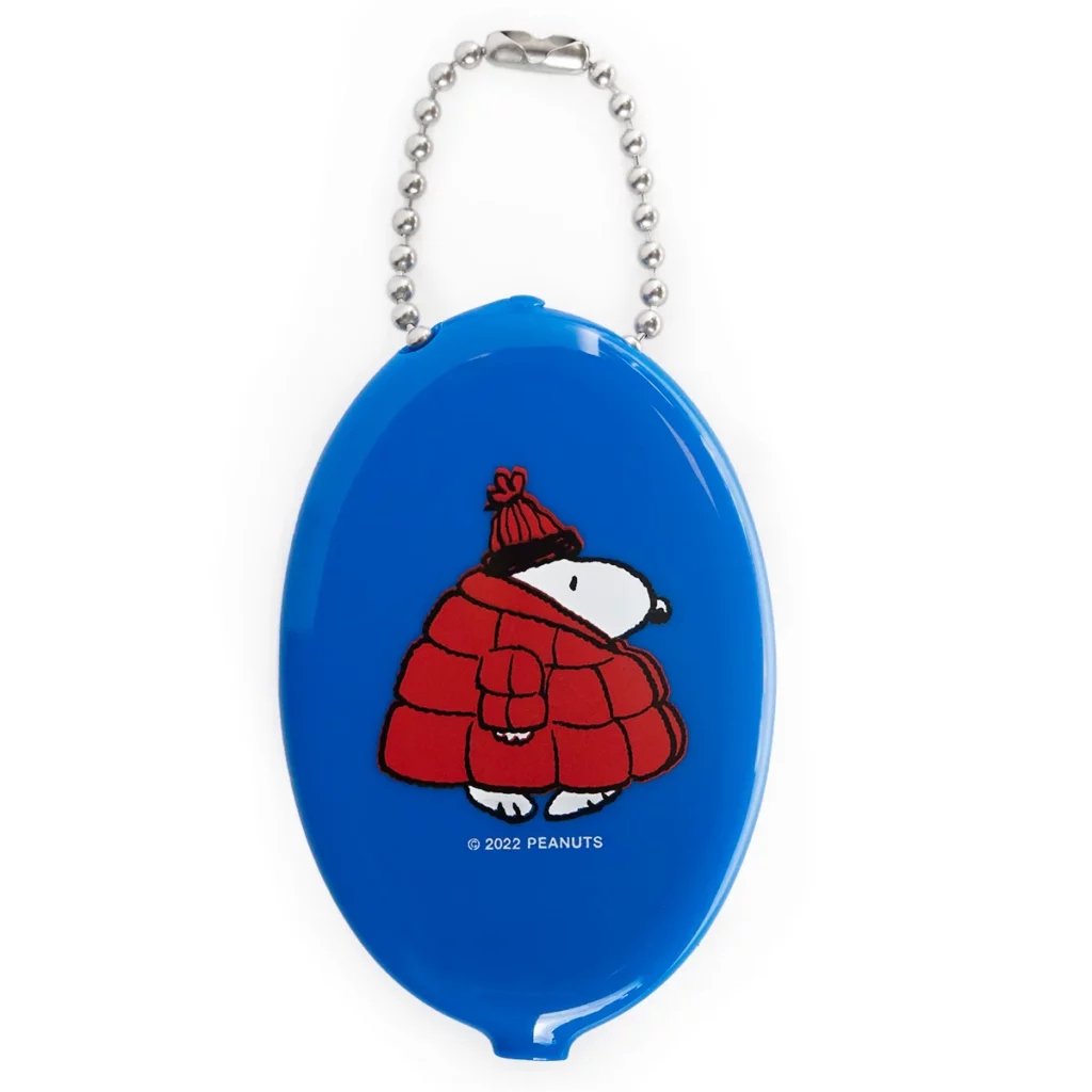 Vue du porte-monnaie Snoopy Puffy Coat : vinyle bleu/rouge, illustration Snoopy en doudoune, format compact, ball-chain porte-clé accrochée, idéal pour pièces ou clés.