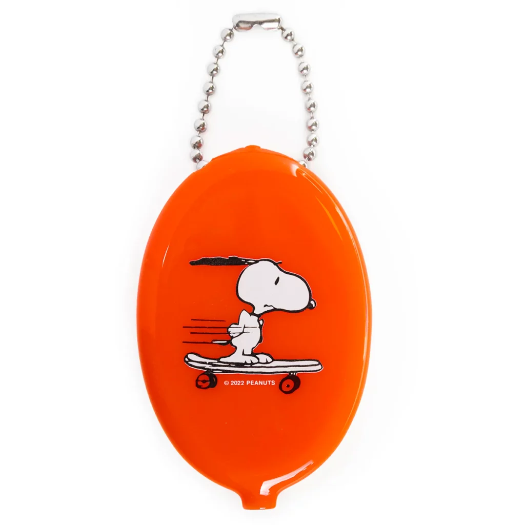 Porte-monnaie “Snoopy Skateboard” – vinyle orange, motif Snoopy en skate, format 3″ × 2″, ball-chain porte-clé, style vintage / rétro.