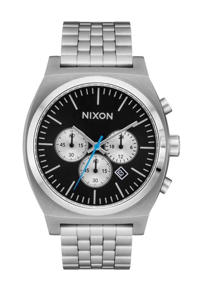 Montre Nixon Time Teller Chrono avec boîtier chromé, cadran noir sunray, chronographe et bracelet acier 5 maillons.
