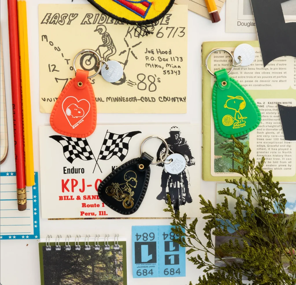 Porte-clé 3P4 x Peanuts Snoopy Surf Saddle en bleu – patch brodé Snoopy surf + anneau métallique.