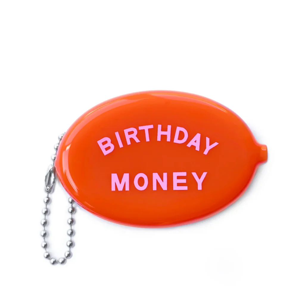 Porte-monnaie 3P4 Birthday Money Coin Pouch – vinyle orange avec message rose “Birthday Money”, petit format pour pièces et billets.