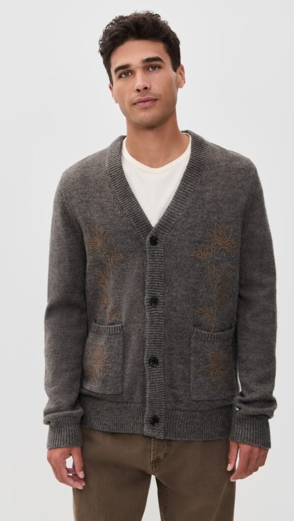 Cardigan Rhythm Wes en tricot charcoal – col en V, grandes poches plaquées et broderie discrète – style casual moderne pour homme.