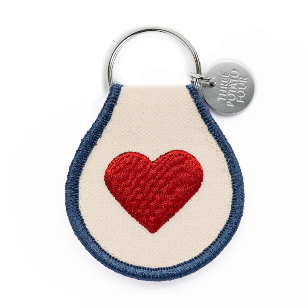 Porte-clé 3P4 Patch Keychain avec motif cœur rouge brodé double face, anneau métallique solide et finition de qualité.