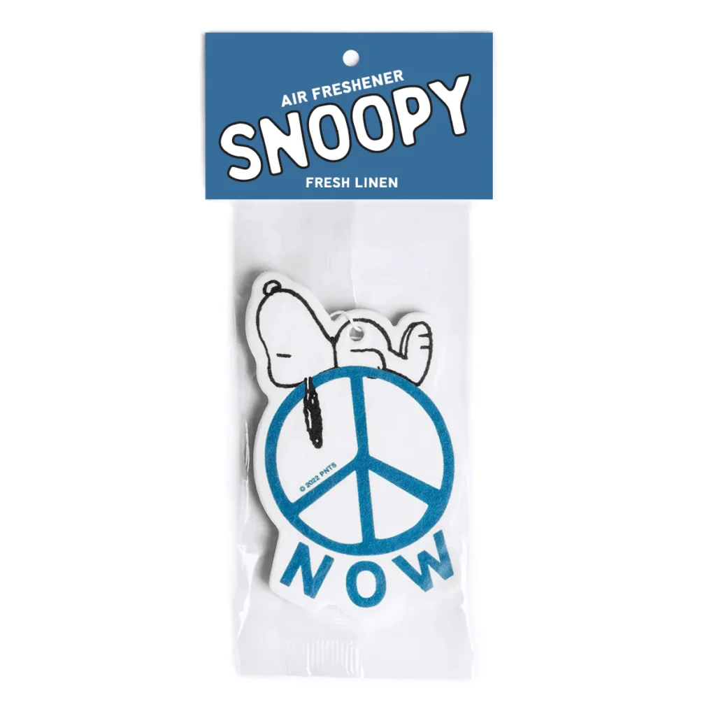 Diffuseur d’air Snoopy Peace Now en version Fresh Linen – illustration rétro de Snoopy avec bande élastique de suspension.