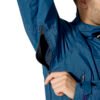 Mise en avant des zips d’aération sous les bras et des poches zippées.