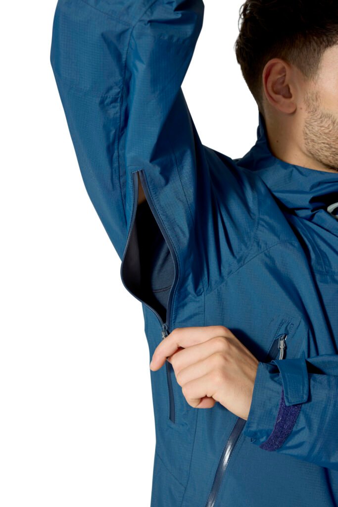 Mise en avant des zips d’aération sous les bras et des poches zippées.